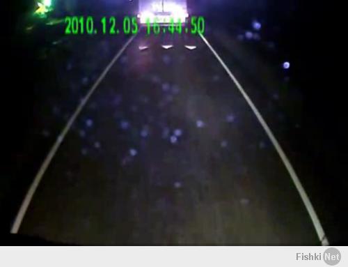 Завязывай кушать ЛСД. Глюки - плохой знак. Если бы там был знак, то в правой полосе разметкой он был бы продублирован, так же как и в левой. Но случилось страшное... в правой полосе ничего подобного нет. 
Хотя... ты можешь убеждать себя, что он там есть, я ничего против не имею.