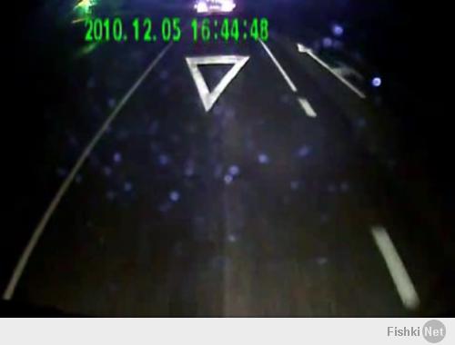 Завязывай кушать ЛСД. Глюки - плохой знак. Если бы там был знак, то в правой полосе разметкой он был бы продублирован, так же как и в левой. Но случилось страшное... в правой полосе ничего подобного нет. 
Хотя... ты можешь убеждать себя, что он там есть, я ничего против не имею.