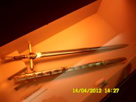 Был в крепости очень красивый мемориал,на фото меч подаренный музею крепости президентом Беларуси,а так же символический ключ от Брест-Литовской крепости,кстати рядом с мемориалом есть ещё один очень интересный музей "Старажiтнае Бярэсцье"- там под крышей расположено раскопанное поселение древних людей.