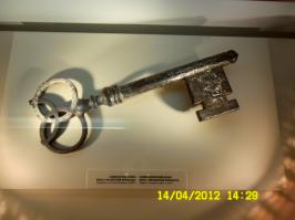 Был в крепости очень красивый мемориал,на фото меч подаренный музею крепости президентом Беларуси,а так же символический ключ от Брест-Литовской крепости,кстати рядом с мемориалом есть ещё один очень интересный музей "Старажiтнае Бярэсцье"- там под крышей расположено раскопанное поселение древних людей.