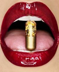 Понты понты 
Богатые мира сего привыкли ко всему лучшему: они едят в самых дорогих ресторанах мира, покупают себе самые дорогие вещи, с легкостью перешагивают через любые законы… в общем, могут себе позволить практически все. Порой даже кажется, что эти люди с совершенно иной планеты, однако их с головой выдают общечеловеческие потребности, важнейшим из которых является ежедневный поход в туалет.

Но теперь, благодаря изобретению двух художников из Нью-Йорка, Тоби Вонга (Tobi Wong) и Кена Кортни (Ken Courtney), снобы с полной уверенностью могут заявить, что они — «высшая ступень» человеческой эволюции.

Глотательные пилюли из чистого золота высочайшей пробы способны превратить человеческие, извиняюсь за выражение, какашки в позолоченные кучки, маняще поблескивающие на дне унитаза.

Изначально, в 2005 году, эти таблетки были одним из экспонатов экспозиции работ Вонга и Кортни, которая должна была привить обществу отвращение к дорогостоящим побрякушкам и обратить его внимание на общемировые проблемы: войну, жестокость, насилие и голод. Однако очень скоро золотые пилюли обрели популярность во всех слоях высшего общества и стали модным трендом, благодаря чему цена на них быстро подскочила с 25$ до 425$ за штуку. Как правило, этот продукт потребляют малолетние знаменитости, труженики порноиндустрии, скучающие домохозяйки, актеры средней руки и эксцентричные миллионеры-экспериментаторы.