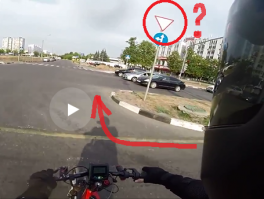 С ауди всё понятно,выезжала на красный под стрелку,обязана была пропустить.
А на (0:19) - знак уступи дорогу действует когда светофоры не работают или для тех кто поворачивает направо, так что ли, для чего он там стоит ? 
Как всегда в нашей стране,хрен поймёшь !