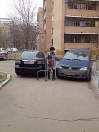 Почти со всем согласен,только к этой вопрос: есть другие ракурсы ? По фото: блокиратор это пожарный или вечером третий подъедет :)? Обычно такие "штуки" не ставят там,где должны проезжать экстренные службы. Кто блокиратор установил и для чего ? Что это за дорога,на тротуар вроде не похожа ? У бабули прямо пройти это не последний шанс был,слева ещё вариант,к тому же она изначально видела перед собой брокиратор под ногами. Думала его перепрыгнуть,когда решила к нему навстречу пойти ? Чтобы дать правильную оценку этой фотографии по любому нужны другие ракурсы, однозначно !