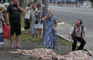 Винница реально прогнулась под нацизм, потому ей позволено богатеть.. но, такого дурмана в головах, как у виннинчан надо ещё поискать!  например, так извратить понятие "гуманитарная помощь" как сделали винничане, это.. верх цинизма. я всегда думал, что гуманитарка это помощь гражданским попавшим в переделку между воюющими.. а это не так в Виннице. цитата: ""Планируем приобрести, пусть даже старенький, транспорт, который постоянно будет ездить туда и осуществлять поставки гуманитарных грузов, как мы это делаем, скажем, для нашего 9-го батальона теробороны", - отметил председатель ОГА. Справочно. С начала АТО Винниччина отправила гуманитарной помощи на Восток на сумму около 19 миллионов гривень.
Антонина Мних, ВИННИЦА. 4 ноября 2014 года." цинк:  Фото: