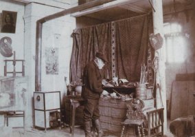 Василий Поленов в мастерской.