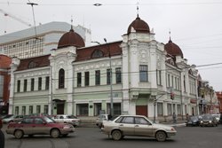 Все передачи начинались словами:"Говорит Москва!", но вещание на самом деле велось из этого неприметного домика в центре Свердловска (8-е Марта, 28), а передающая антенна была вынесена в район оз. Шарташ. Вплоть до коца 60-х это было строго охраняемой государственной тайной. Интересно и то, что радиостанция работала в прямом эфире, сводки тогда  не записывались, поэтому запускаемые сегодня в эфир записи,где звучит голос Левитана, постановочные,  он начитал их уже после войны.