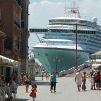 Жаль что фейк, ибо этот лайнер не такой большой на самом деле.