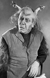 "Холодное лето пятьдесят третьего…" - КОПАЛЫЧ!!! Это единственный фильм в конце которого я плакал.
А еще он и в детских спектаклях выступал