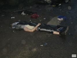 ""ДТП в Нововятске 6 мая 2014: подробности аварии
 Мы узнали подробности аварии у сотрудника следственного отдела по ДТП.
 - Погибший, водитель ВАЗ 2112, ехал из Кирова в сторону Нововятска. Мужчина объезжал попутные машины по обочине. В какой-то момент машину занесло и вынесло на встречную полосу, - сообщил следователь. – Первой машиной, с которой столкнулся водитель ВАЗа был «Хендай», затем «двенадцатая» столкнулась со встречной машиной «Хонда ЦРВ», и, наконец, третья машина, на которую откинуло ВАЗ был грузовой «Мерседес».
 В результате тройного столкновения водитель отечественного авто погиб на месте(спустя 4 часа после аварии труп все еще лежал на дороге). Его пассажиры, мужчина и женщина были доставлены в больницу с тяжелыми травмами (позже скончалась). Женщина, водитель «Хендая» тоже получила ушибы, но от госпитализации отказалась. Медицинская помощь ей была оказана на месте ДТП.""
 Отсюда: m.progorod43.ru/auto/view/130468