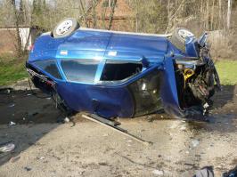 ""ДТП в Нововятске 6 мая 2014: подробности аварии
 Мы узнали подробности аварии у сотрудника следственного отдела по ДТП.
 - Погибший, водитель ВАЗ 2112, ехал из Кирова в сторону Нововятска. Мужчина объезжал попутные машины по обочине. В какой-то момент машину занесло и вынесло на встречную полосу, - сообщил следователь. – Первой машиной, с которой столкнулся водитель ВАЗа был «Хендай», затем «двенадцатая» столкнулась со встречной машиной «Хонда ЦРВ», и, наконец, третья машина, на которую откинуло ВАЗ был грузовой «Мерседес».
 В результате тройного столкновения водитель отечественного авто погиб на месте(спустя 4 часа после аварии труп все еще лежал на дороге). Его пассажиры, мужчина и женщина были доставлены в больницу с тяжелыми травмами (позже скончалась). Женщина, водитель «Хендая» тоже получила ушибы, но от госпитализации отказалась. Медицинская помощь ей была оказана на месте ДТП.""
 Отсюда: m.progorod43.ru/auto/view/130468