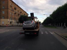 ""29-летний велосипедист, попавший под машину 13 июня, по-прежнему находится в коме. ДТП произошло вечером в пятницу на улице Горького напротив дома № 57, рассказал cherinfo.ru главный специалист Центра по защите населения и территорий от ЧС Олег Лобунец:
«24-летний молодой человек, лишенный прав, на автомашине «Форд-Фокус» совершил наезд на велосипедиста, который пересекал перекресток на красный сигнал светофора. Пострадавший с диагнозом «ушиб головного мозга» в коме доставлен в реанимацию второй областной больницы».
По словам сотрудников ГИБДД, водитель иномарки пытался скрыться с места происшествия: белый «Форд-Фокус» с велосипедом, застрявшим в передней части машины, нашли в квартале от места ДТП — у дома на проспекте Луначарского, 40.
«По всей дороге были видны следы от велосипеда, который протащила перед собой иномарка, — рассказал cherinfo.ru инспектор отдела ГИБДД по Череповцу Алексей Дьяков. — Как рассказали свидетели во дворе дома, подъехала машина, под ней велосипед, остановилась, а водитель убежал».
Как пояснил 24-летний парень сотрудникам полиции, которые задержали его через три часа после случившегося, он убежал, потому что испугался и растерялся — ранее был лишен водительского удостоверения за езду в пьяном виде. За оставление места ДТП водитель арестован на 10 суток. Сейчас решается вопрос о возбуждении уголовного дела.
Источник: