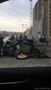 ""Опель обошел меня по кр левому где то на скорости 140-150, зачем-то перестроился в средний и уперся в зад логану, который ехал 90. Уходя от попутного столкновения, опель резко ушел в кр правый, где поймал развивающийся ритмический занос, и влетел в логан уже с боку. А дальше на встречку. Люди, не гоняйте. Вы же не бессмертные!""
Отсюда: