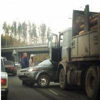 ""Авария произошла в девятом часу утра. На пересечении улиц Балтийская и Осенняя груженый лесовоз МАЗ врезался в автомобиль Honda. Как отмечают очевидцы ДТП, грузовик несколько метров протащил иномарку.
На видеозаписи видно, что женщина-водитель Honda не пострадала, так как автомобиль является праворульным и принял удар в левый бок.
Как пояснили сотрудники ГИБДД, водитель большегруза не успел остановиться на светофоре и врезался в стоящую впереди «Хонду». Параллельно автомобиль зацепил прицепом еще два автомобиля - «Митсубиси» и «Тойтоту». Сотрудники технадзора выяснили, что у грузовика неисправна тормозная система.
Отсюда: