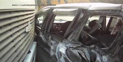 ""Авария произошла в девятом часу утра. На пересечении улиц Балтийская и Осенняя груженый лесовоз МАЗ врезался в автомобиль Honda. Как отмечают очевидцы ДТП, грузовик несколько метров протащил иномарку.
На видеозаписи видно, что женщина-водитель Honda не пострадала, так как автомобиль является праворульным и принял удар в левый бок.
Как пояснили сотрудники ГИБДД, водитель большегруза не успел остановиться на светофоре и врезался в стоящую впереди «Хонду». Параллельно автомобиль зацепил прицепом еще два автомобиля - «Митсубиси» и «Тойтоту». Сотрудники технадзора выяснили, что у грузовика неисправна тормозная система.
Отсюда: