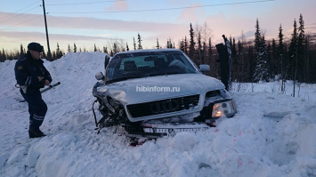 ""Около получаса назад на восьмом километре трассы Апатиты — Кировск случилось серьёзное дорожно-транспортное происшествие. «Ауди», протаранив столбики дорожного ограждения, вылетела на полосу встречного движения и столкнулась с «Шевроле». Водитель «Ауди» не пострадал, двух женщин, находившихся в салоне «Шевроле», госпитализировали. Одна из них — беременная.Сотрудники МЧС на место происшествия до «скорой» приехать не успели, доступ к пострадавшим обеспечили добровольцы, вырвав остатки искорёженных дверей.Водитель «Ауди» рассказал инспекторам ГИБДД, что потерял управление и не справился с машиной.
— Меня начало мотать на дороге, сначала в одну сторону, потом в другую, затем движение стало неконтролируемым, и машину вынесло на встречку, — пояснил он.Как сообщил «ХибИнформБюро» главный врач АКЦГБ Юрий Ширяев, жизни и здоровью женщин из «Шевроле» ничего не угрожает. Ребёнок в утробе матери в результате ДТП тоже не пострадал.""
Отсюда: