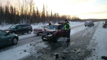 ""Около получаса назад на восьмом километре трассы Апатиты — Кировск случилось серьёзное дорожно-транспортное происшествие. «Ауди», протаранив столбики дорожного ограждения, вылетела на полосу встречного движения и столкнулась с «Шевроле». Водитель «Ауди» не пострадал, двух женщин, находившихся в салоне «Шевроле», госпитализировали. Одна из них — беременная.Сотрудники МЧС на место происшествия до «скорой» приехать не успели, доступ к пострадавшим обеспечили добровольцы, вырвав остатки искорёженных дверей.Водитель «Ауди» рассказал инспекторам ГИБДД, что потерял управление и не справился с машиной.
— Меня начало мотать на дороге, сначала в одну сторону, потом в другую, затем движение стало неконтролируемым, и машину вынесло на встречку, — пояснил он.Как сообщил «ХибИнформБюро» главный врач АКЦГБ Юрий Ширяев, жизни и здоровью женщин из «Шевроле» ничего не угрожает. Ребёнок в утробе матери в результате ДТП тоже не пострадал.""
Отсюда: