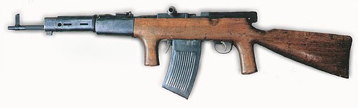 Автоматы используют промежуточные патроны - эти патроны мощнее пистолетных, но слабее обычных винтовочных. Тем не менее, на используемых с открытым прицелом дальностях стрельбы такие патроны позволяют уверенно поражать цель, точнее стрелять очередями с рук, а также снизить вес оружия.
Конструкции Льюиса, Браунинга (Browning Automatic Rifle BAR M1918) нельзя отнести к автоматам по причине использования "полноразмерных" винтовочных патронов и большой массы (BAR весила около 9 кг) - это в большей степени пулеметы, но с маленькими магазинами.
Пионером в создании автоматов, вообще-то был Федоров, который в 1916 г. создал свой автомат под 6,5 мм патрон от винтовки японской системы "арисака". Патрон был менее мощный, чем 7,62 мм патрон трехлинейки, что позволяло стрелять очередями без использования сошек и снизить вес оружия до 4,4 кг.