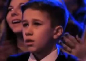 Думаю, пацан уже давно фантазирует о других возможностях этой девушки))