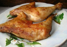 Как трогательно. Мальчик прощается с курочкой до вечера