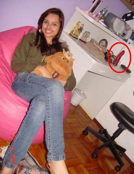 с такой дамочкой нужно знакомиться - она уж точно обделена мужским вниманием-выниманием если фаллоимитаторые лежат по всей кватрире где попало...