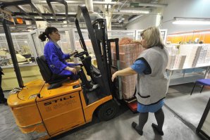 Перевозка 5-ти тысячных купюр на погрузчике))