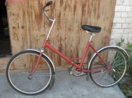 у меня был салют синего цвета, точно с такими же резиночками, как на фото, на переднем и на заднем колесе))  Потом я ему сделал глубокий тюнинг - сначала поставил 2 фары, после их снял и поставил 2 зеркала. Вообщем все восхищялись! Лето я проводил в краснодарском крае за Майкопом, поэтому куда я только на нем не ездил - и в горы и по лесным тропинкам. 
Закончилось правда не очень весело - приехал к деду на работу на склад, поставил у бревен и ушел. А в это время решили запустить мостовой кран, которые отродясь там никогда не ездил.... в итоге на выходе получил велосипед как в мультфильме -согнуты было все что можно. Крылья в гармошку, колеса в четкие такие восьмерки, которые напоминали знак бесконечность, раму погнули, сиденье оторвало... через неделю починили и ездили потом на нем еще мои братья и сестры