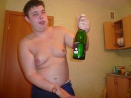 некоторые прикалываются. А чем девушка на фоне моря не угодила?

а у этого чувака сиськи больше моих(