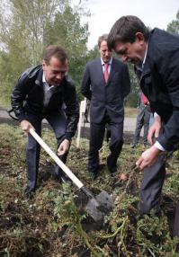 У нас даже премьер-министр картоху копает, а не книжечки в тени  читает