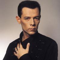 Без этого парня нету и речи о звездах 90-х, тоже помнится из каждого утюга было слышно :
 БОЛЬНО МНЕ БОЛЬНО