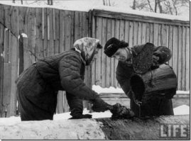 Гагарин заправляет ракету