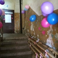БЛин, как так можно жить?? народ ну если вам не красят подъезд и не делают там ремонт разве это надо ждать 20 лет ?? скинуться по 100 р на ведро с краской да покрасить за один день! вот и все!