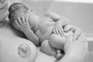 Дитё как бы говорит: "Еманый стыд, я рождаюсь а тут вместо папы - папарацци")))