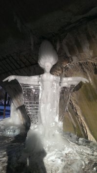 Посмотрел на эту фото вспомнил жуткую историю из моей жизни. Возвращался поздним зимним вечером от девушки и проходя через небольшой переулок между заснеженными дворами увидел привидение. Оно стояло  посреди дороги, высотой около 1,5 метров. Ночь тишина мороз и привидение. Вообщем, поперся я ему навстречу и оказалось, что жильцы этого переулка днем установили столбик, который за день так облепил мокрый снег под порывами ветра, что там реально получилась страшная фигура)))