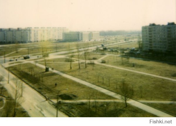 Угол ул. Турку и ул. Пражской. 
На заднем плане Администрация Фрунзенского района.
Примерно 1990-1994 год