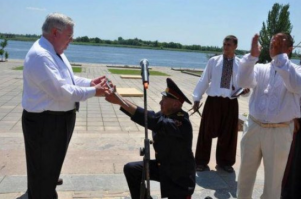 я почему-то всегда считал, что должно быть наоборот... принимающий на колено становится.