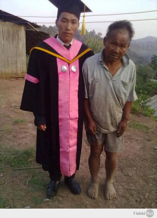 Настоящий отец
Этот измученный пожилой мужчина 4 года работал на пашне, чтобы иметь возможность платить за обучение сына в университете. В день получения диплома сын сказал, что больше всего гордится тем, что у него есть отец.