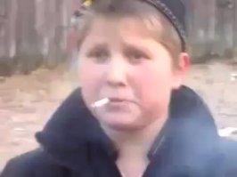 Дед думает о том, заметит ли его опасный поцык, ибо косаря у него нет.