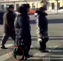 видно как пидр спецом делает подножку, просто не ожидал что баба его перевернет как фарнерную мурзилку