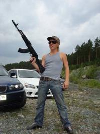 АК-47? круто, хоть пара машин с нормальной звукоизоляцией где это говно не слышно)

а вообще я думаю автор перепутал модель автомата:)