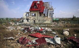 Аист на крыше
Наталия Лазарева

Дома пусты.
Разбитые дороги.
Лелеет снег сожжённые кусты.
Здесь нет уже и запаха тревоги,
Лишь горькая бездонность пустоты.
Под низким небом серая пустыня,
Замёрзла в луже красная вода,
Сгоревшее гнездо на крыше стынет -
И мёртвый аист около гнезда.
Но кто ответит: как же это вышло,
Что лужи затянул кровавый лёд,
Что аист, опустившийся на крышу,
Ни мира, ни детей не принесёт?