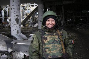 Память. СВЕТЛАНА ГУЩИНА
Она была в подразделении "Мотороллы"
Сама Светлана из Иловайска...
похороны были 17.02.2015 года
Все, ребята, нет больше Светки!
На фото ниже в аэропорту.
Осколок в сердце в Донецке, в ночь перемирия.
Вчера похоронили. Она, как чувствовала, рассказала на камеру о себе и фотки такие хорошие получились.
Позывной "Алана", была "медиком". Сама с Иловайска. Замуж за ополченца вышла несколько месяцев назад. Они было в Россию уехали, но потом вернулись...
Помяните, кто может