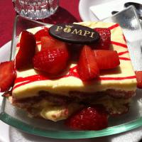 Тема десерта не раскрыта.
"Кафе Pompi - супер-популярное место в Риме, где готовят самое вкусное тирамису, пожалуй, самое божественно-вкусное во всей столице Италии, по мнению римлян и туристов, приезжающих в Вечный город. Конечно, если вы задержитесь в Риме, вы поймете, что ну самое вкусное тирамису в Италии все-таки домашнее, и попробовать его совсем случайно в гостях у местных жителей или же по наводке знакомых в какой-нибудь не очень приметной пастичерии или баре. Но...это все рассуждения на тему: на сегодняшний день "король тирамису в Риме" - это Помпи. Сюда днем и вечером стекаются паломники-сладкоежки со всего Рима, а вечером возле кафе машины паркуются в три ряда - Pompi всегда популярен."