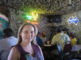 1. No Name Pub. Бар основан был в 1931 году. В 70-80х годах посетители стали приклеивать долларовые банкноты на стены – одну за одной. Получилось наклеить уже на сумму примерно в $750 000.
2. McGuire’s Irish Pub. Впервые открыл свои двери в 1977 году. История началась с Молли, первой официантки, которая взяла свои первый доллар, оставленный на чай и прикрепила его на стене. С тех пор было более чем $550 000 прикреплены на стенах.
3. Oatman Hotel. Гостиница была построена в 1910. В 1915, когда два шахтера обнаружили 10 миллионов долларов в золоте в Oatman начался бум. Он закончился, произошло 3 пожара и потихоньку гостиница превратилась в аттракцион для туристов, оставляющих на стенах купюры с надписью откуда они прибыли.