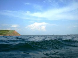 Аслы-Куль, Башкирия. Хоть и не в кратере, но образовалось тоже в результате геологического катаклизма - провала горного хребта. Слева на фото его остатки (с другой стороны озера та же картина).