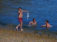 Снимок из серии "Найди на фото гея"