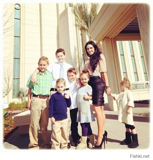 Полные женщины популярны в странах с низким уровнем жизни потому, что полных там мало и чтобы иметь высокий процент жира в организме, нужно прилагать усилия. В развитых же странах обилие легкодоступной высококалорийной пищи и сидячей работы, так что большинство людей имеет лишний вес и прилагать усилия нужно уже для того, чтобы оставаться в форме. Всё просто, не усложняйте. И да, жир никак не помогает рожать, у него единственная функция - накопление излишков энергии впрок.
Дебора Гудман, мать шестерых детей.