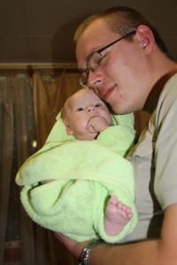 А мы очень скучаем по нашему папе.)