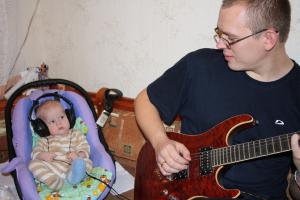 А мы очень скучаем по нашему папе.)