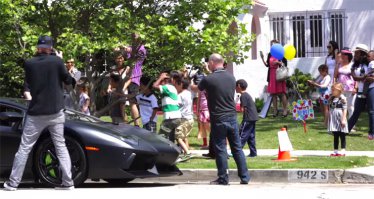 День рождения 7-летнего мальчика посетили суперкары Lamborghini

В США американский дилер Lamborghini вместе с несколькими своими клиентами приехал на день рождения 7-летнего мальчика Джейкоба, отец которого попросил компанию о помощи. Сообщение об этом появилось на сайте автоцентра.

«Всем привет! Надеюсь, кто-то с добрым сердцем поможет мне. 20 апреля моему сыну исполнится 7 лет, по этому случаю мы готовим небольшую вечеринку. Он является настоящим ФАНАТИКОМ Lamborghini. Сын усердно трудится в школе и за это я даю ему по 10 долларов, которые он копит на свою будущую Lamborghini. На текущий момент он собрал 400 долларов. Я знаю, что Джейкоб не разуверит в мечту, если ему удастся посидеть в Lamborghini и хотя несколько минут прокатиться на ней. День рождения сына пройдет в Хэнкок парке. Найдутся ли среди владельцев Lamborghini люди, которые помогут 7-летнему мальчику поверить в мечту?» — говорится в письме, опубликованном отцом на официальной странице дилерского центра Lamborghini North Los Angeles в Facebook.

На оставленное 8 апреля сообщение спустя время пришел ответ руководителя группы, в котором сказано: «Что если мы сделаем что-то особенное? Просто потому что можем?». 20 апреля к дому Джейкоба подъехали сразу семь суперкаров Aventador, Gallardo и Murcielago. Мальчик не только посидел на пассажирском кресле, но и прокатился на автомобиле-мечте.

Судя по видеозаписи, снятой сотрудниками дилерского центра, больше всего детей поразил звук, издаваемый атмосферными V-образными 12-цилиндровыми двигателями. По заверению самой «Ламборгини», компания будет сторониться турбонаддува так долго, как только этого позволят ужесточающиеся экологические нормы.

Ранее итальянский производитель поучаствовал в другом дне рождении, который 7 апреля праздновал Джеки Чан. К 60-летию китайского актера Lamborghini построила именной Aventador. Вручение суперкара состоялось на приуроченной к празднику вечеринке. Кинозвезда поблагодарил компанию, но заявил, что намерен продать автомобиль, а вырученные деньги передать благотворительному фонду.