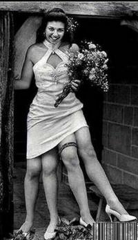 Миртл Кобрин родилась с четырьмя ногами и парой половых органов. Она выступала в цирке около 6 лет, пока не вышла замуж. В браке родила пятерых детей.